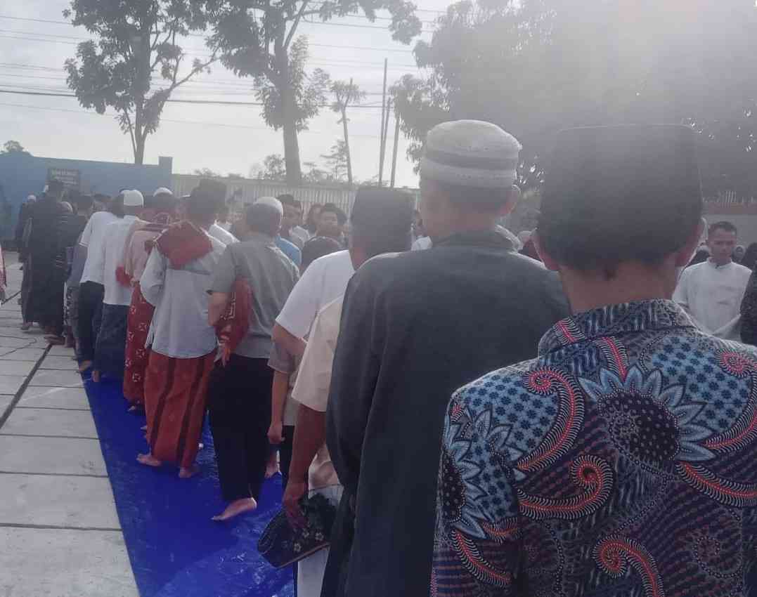 Saling bersalaman setelah mengikuti salat idul fitri 1445 H di Komplek SMA Muhammadiyah Salaman Magelang. Dokpri