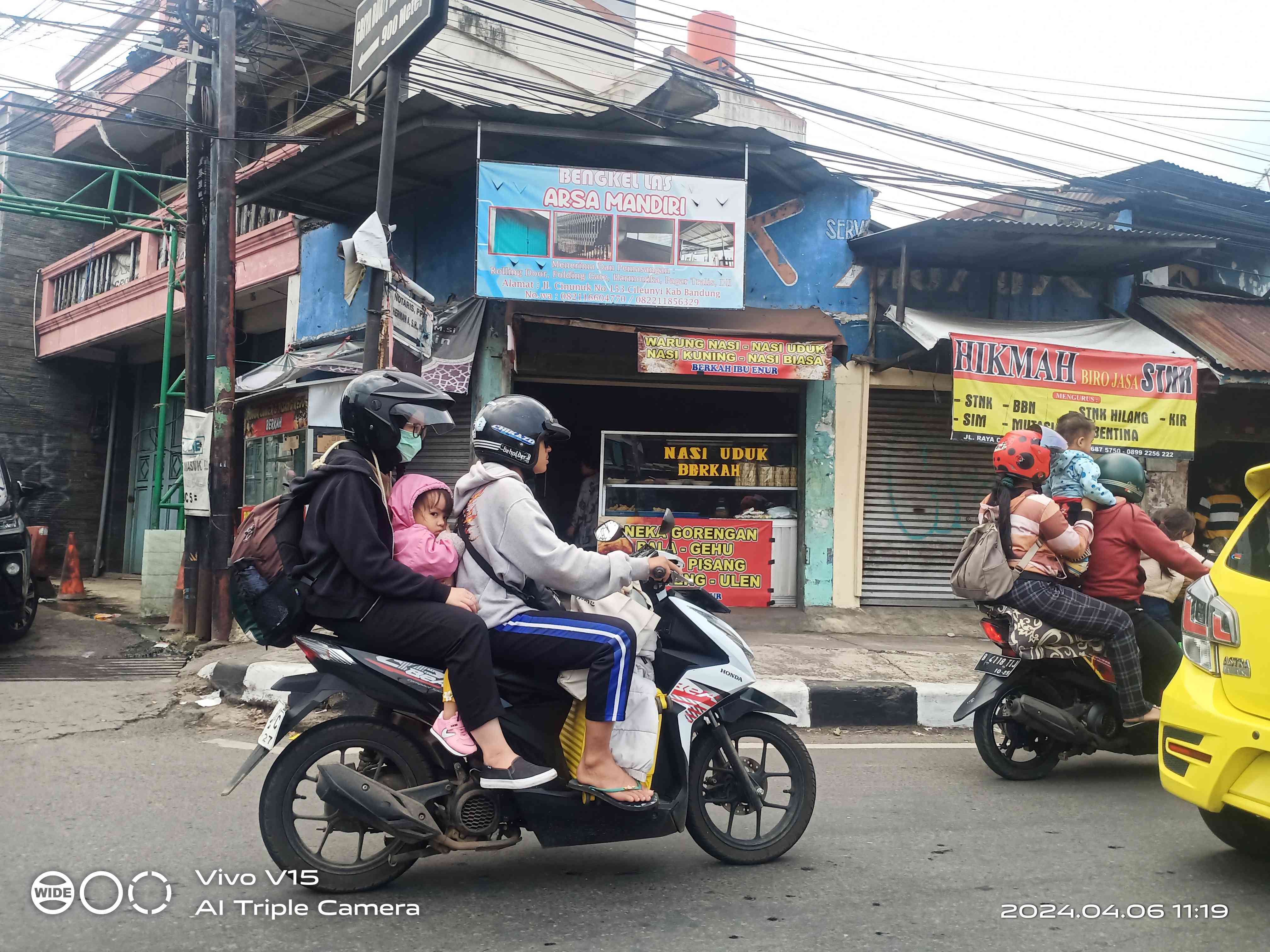 Ilustrasi pemudik menggunakan sepeda motor (Foto: Jujun Junaedi)