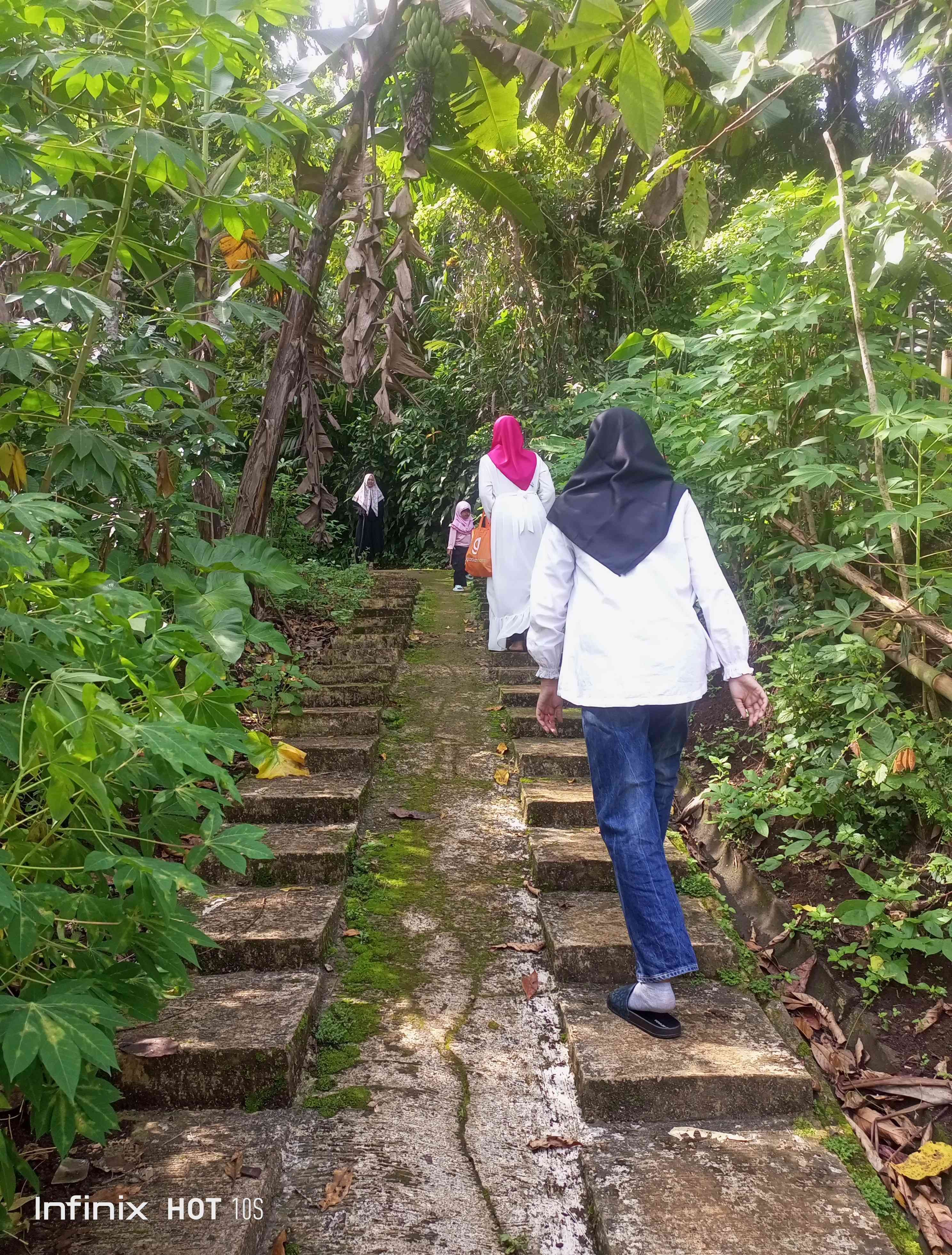 Tradisi ziarah ke makam di Sanghyang Rajadesa Ciamis, saat Hari Raya Idul Fitri (dok. pribadi)