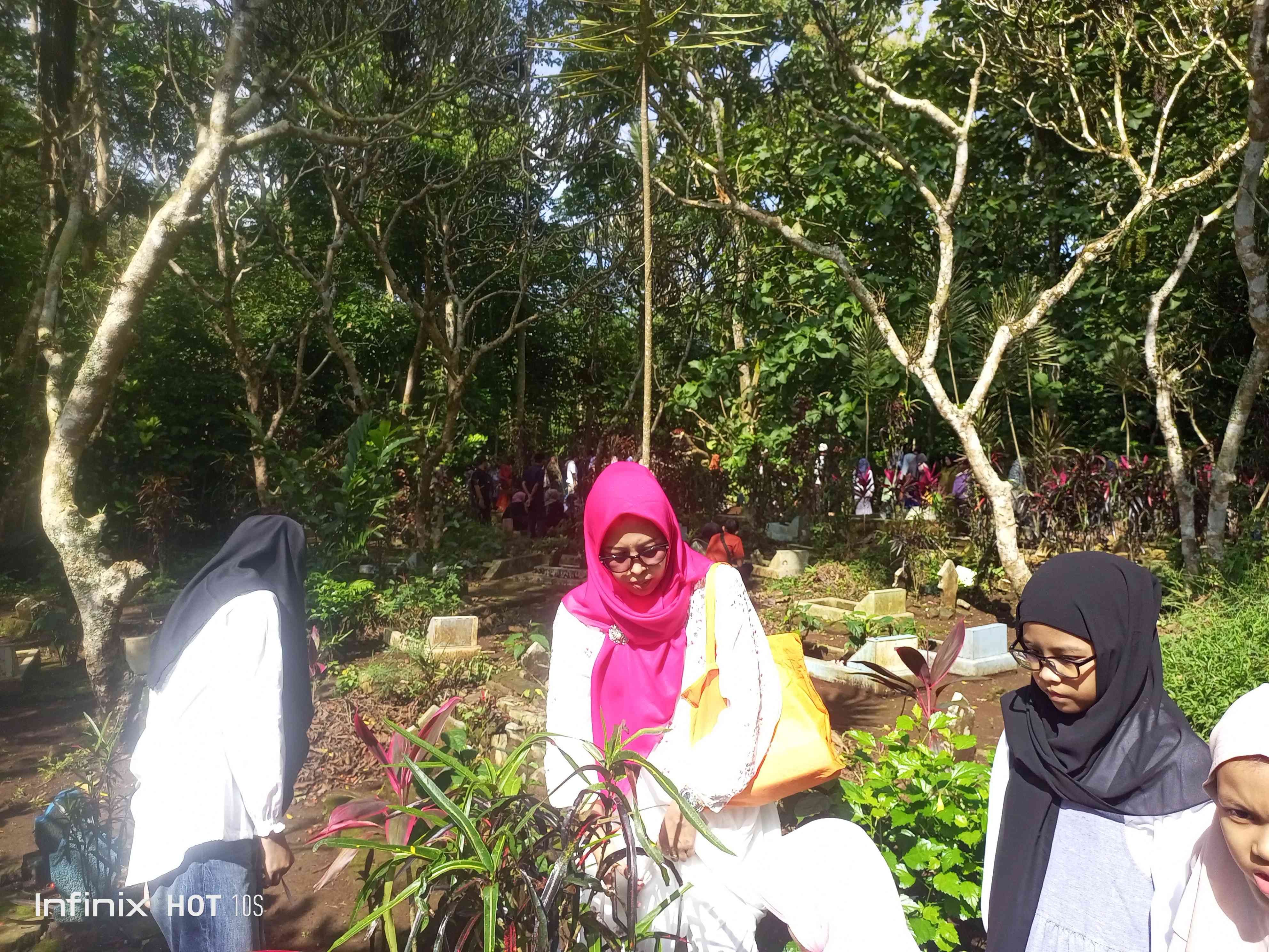 Tradisi ziarah ke makam di Sanghyang Rajadesa Ciamis, saat Hari Raya Idul Fitri (dok. pribadi)