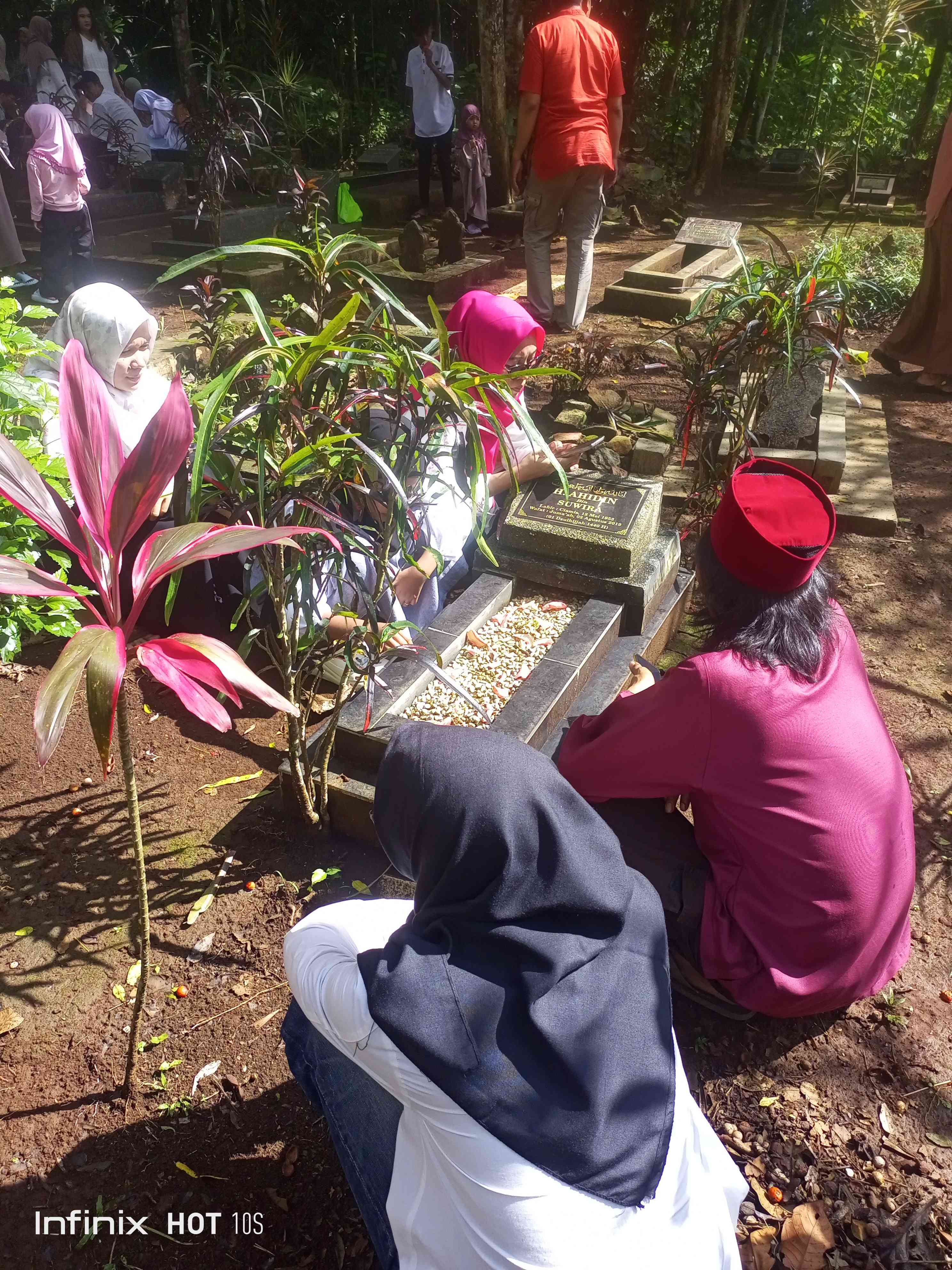 Tradisi ziarah ke makam di Sanghyang Rajadesa Ciamis, saat Hari Raya Idul Fitri (dok. pribadi)