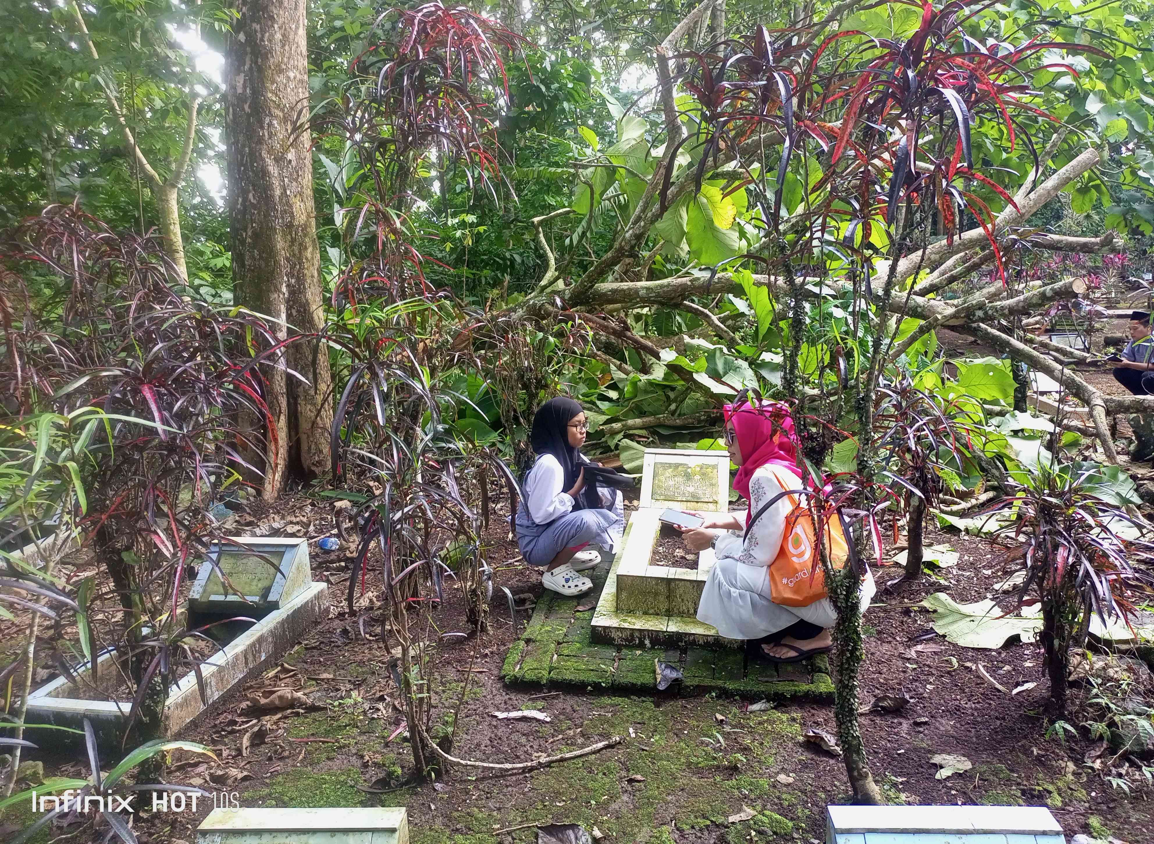 Tradisi ziarah ke makam di Sanghyang Rajadesa Ciamis, saat Hari Raya Idul Fitri (dok. pribadi)