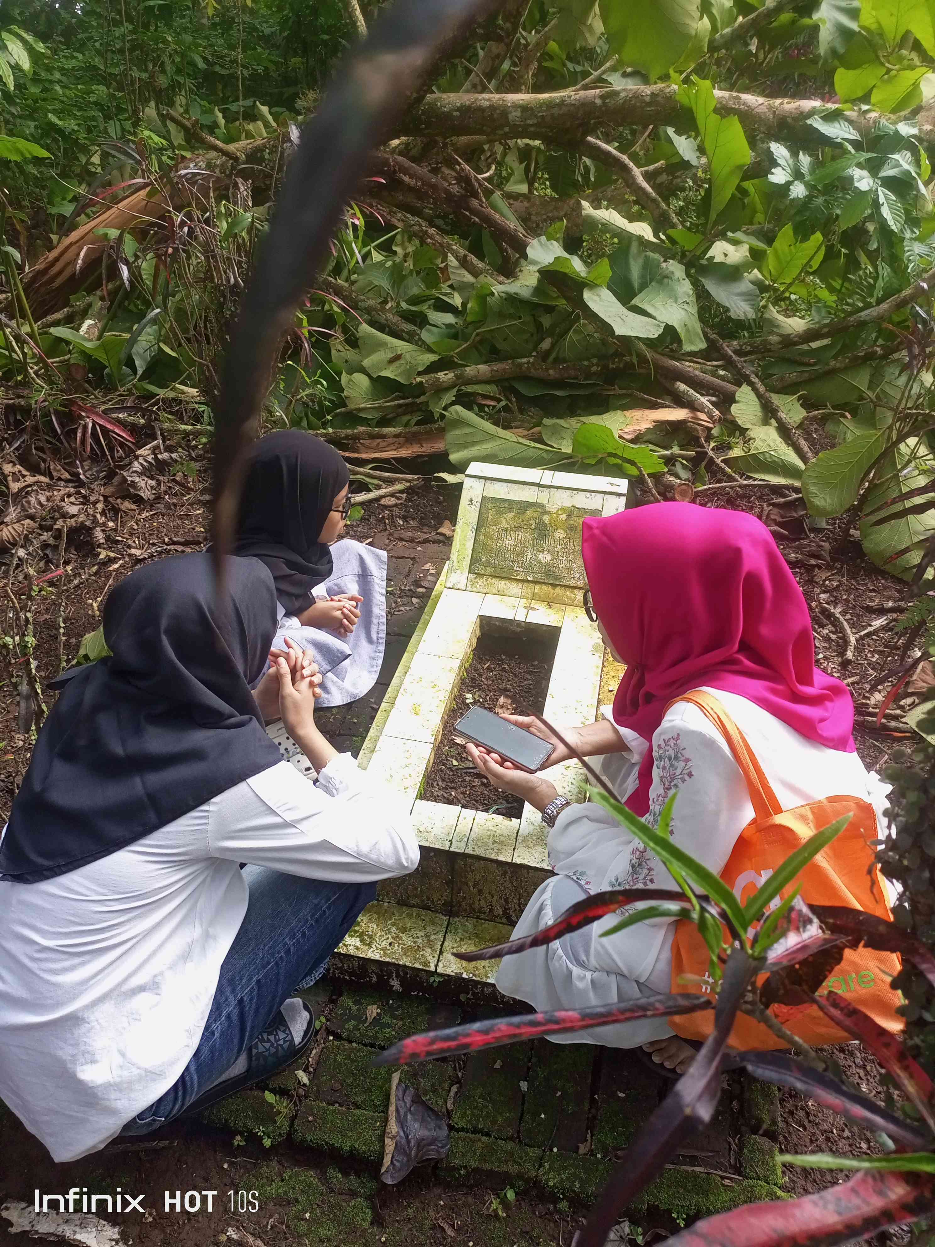 Tradisi ziarah ke makam di Sanghyang Rajadesa Ciamis, saat Hari Raya Idul Fitri (dok. pribadi)