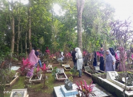 Tradisi ziarah ke makam di Sanghyang Rajadesa Ciamis, saat Hari Raya Idul Fitri (dok. pribadi)