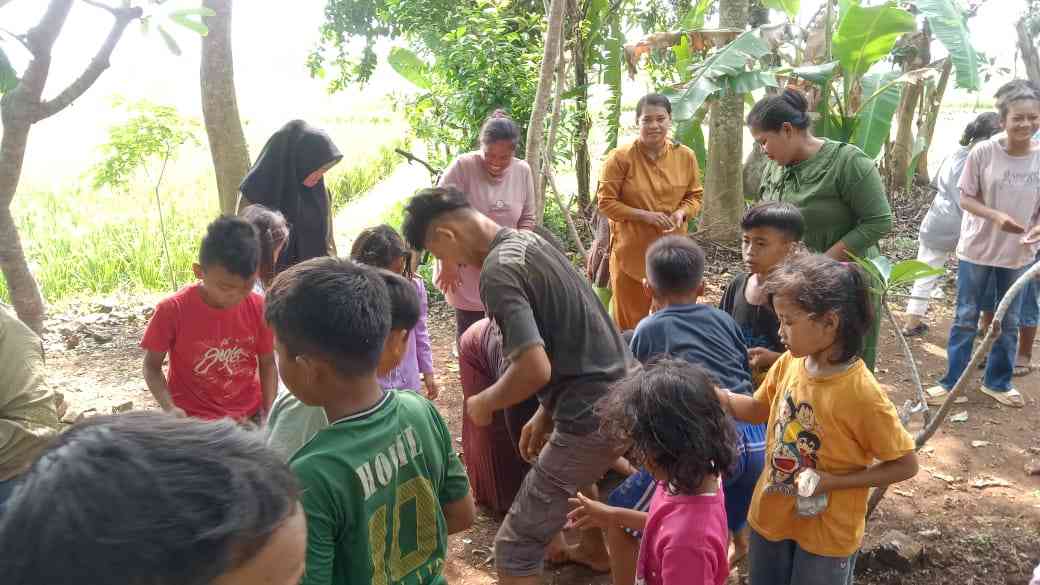 Foto antusiasme anak-anak mengumpulkan uang koin dari peziarah/dokpri