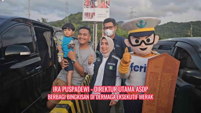Ira Puspadewi Dirut ASDP berbagi bingkisan kepada pemudik. Foto: Isson Khairul