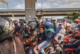 Pengendara sepeda motor memadati jalur mudi di Jalan Raya Kalimalang, Jakarta pada Jamis (27/4/2022). (ANTARA FOTO/Muhammad Adimaja)