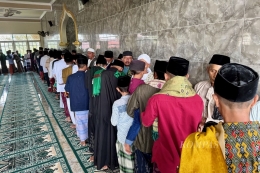 Ilustrasi-- Warga saling bersalaman seusai shalat Idul Fitri di Masjid Nurul Iman, Kuang Jukut, Desa Pringgarata, Lombok Tengah, Nusa Tenggara Barat, Rabu (10/4/2024). (KOMPAS/ISMAIL ZAKARIA)