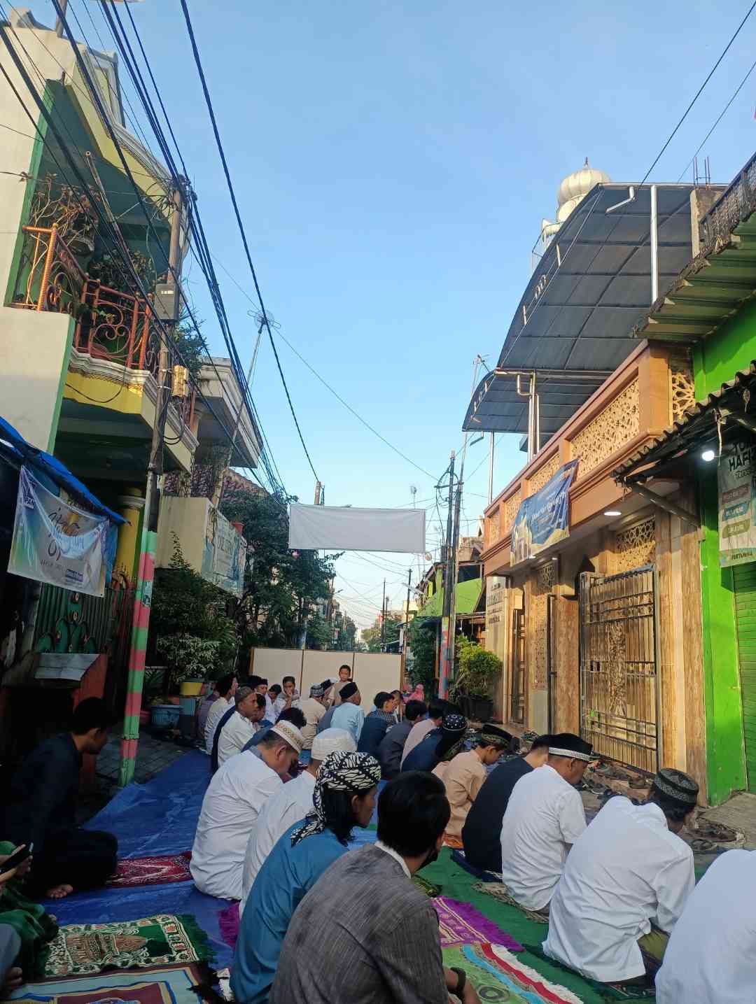 Bapak Bapak yang sedang menunggu Salat Ied dimulai (Dokpri) (10/04/2024)