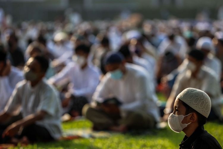 Ilustrasi-- Umat Muslim melaksanakan shalat Idul Fitri di Masjid Agung Al-Azhar, Kebayoran Baru, Jakarta Selatan, Kamis (13/5/2021). (KOMPAS.com/Garry Lotulung)