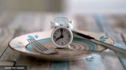 Ilustrasi jam yang menunjukkan peredaran waktu puasa (Sumber: Medcom.id)