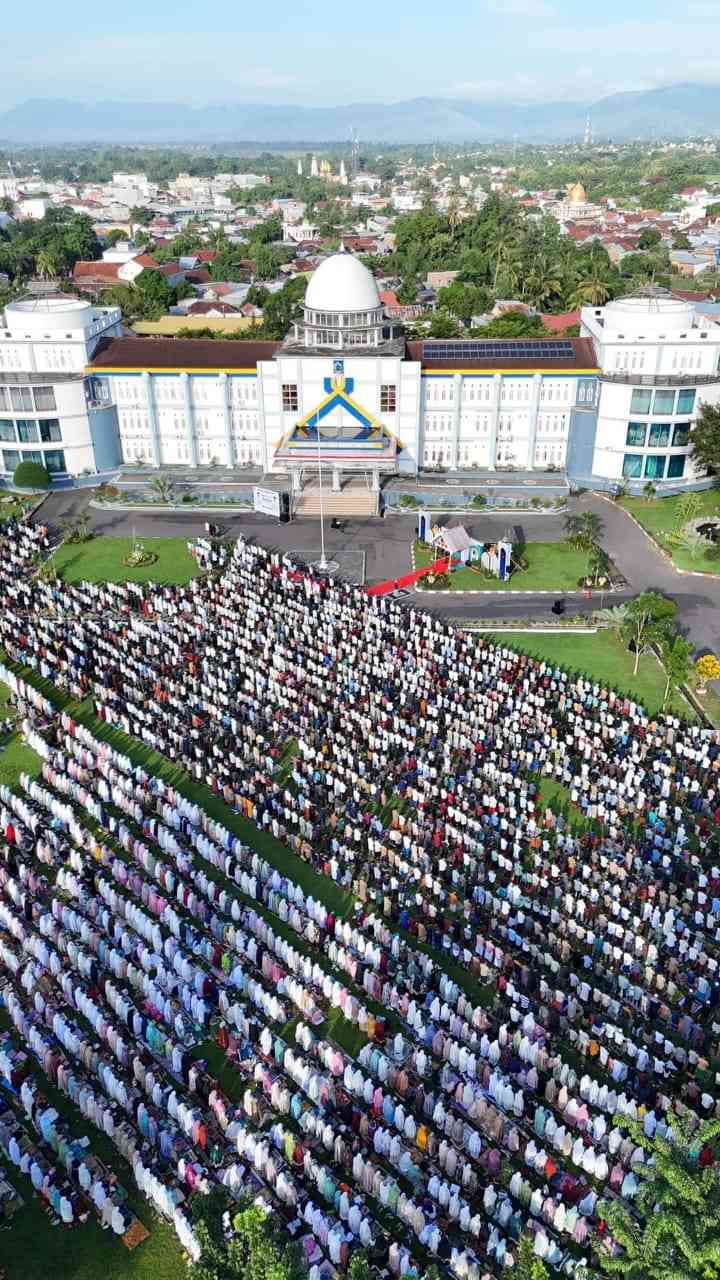 sholat Idulfitri di Kantor Bupati  Dompu, Nusa Tenggara Barat (Facebook/pesona bima dompu)