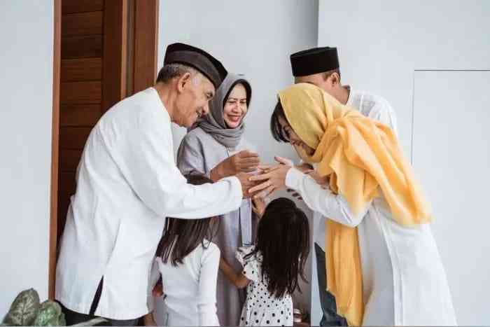 Ilustrasi keluarga yang tengah merayakan Idufitri dengan bersalaman (Kadarkudus,Jawa post)