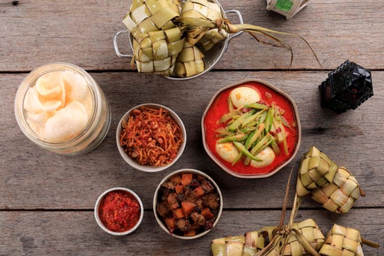 Ilustrasi makanan khas lebaran. Selain ketupat yang wajib tersaji, makanan untuk Lebaran yang khas lainnya adalah opor ayam, rendang dan sambal goreng ati.(SHUTTERSTOCK/IKA RAHMA via Kompas.com) 