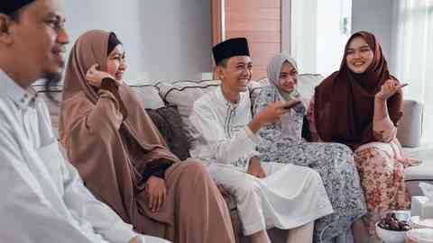 Ilustrasi silaturahmi Idul Fitri. Foto : iStockphoto/ferlistockphotos