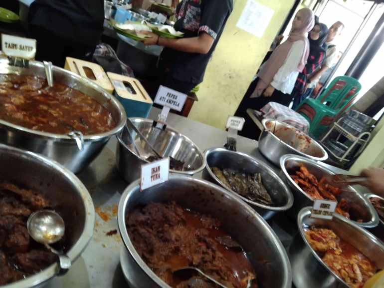 Dokpri : sebagian pilihan menu nasi Jamblang Bu Nur, Cirebon