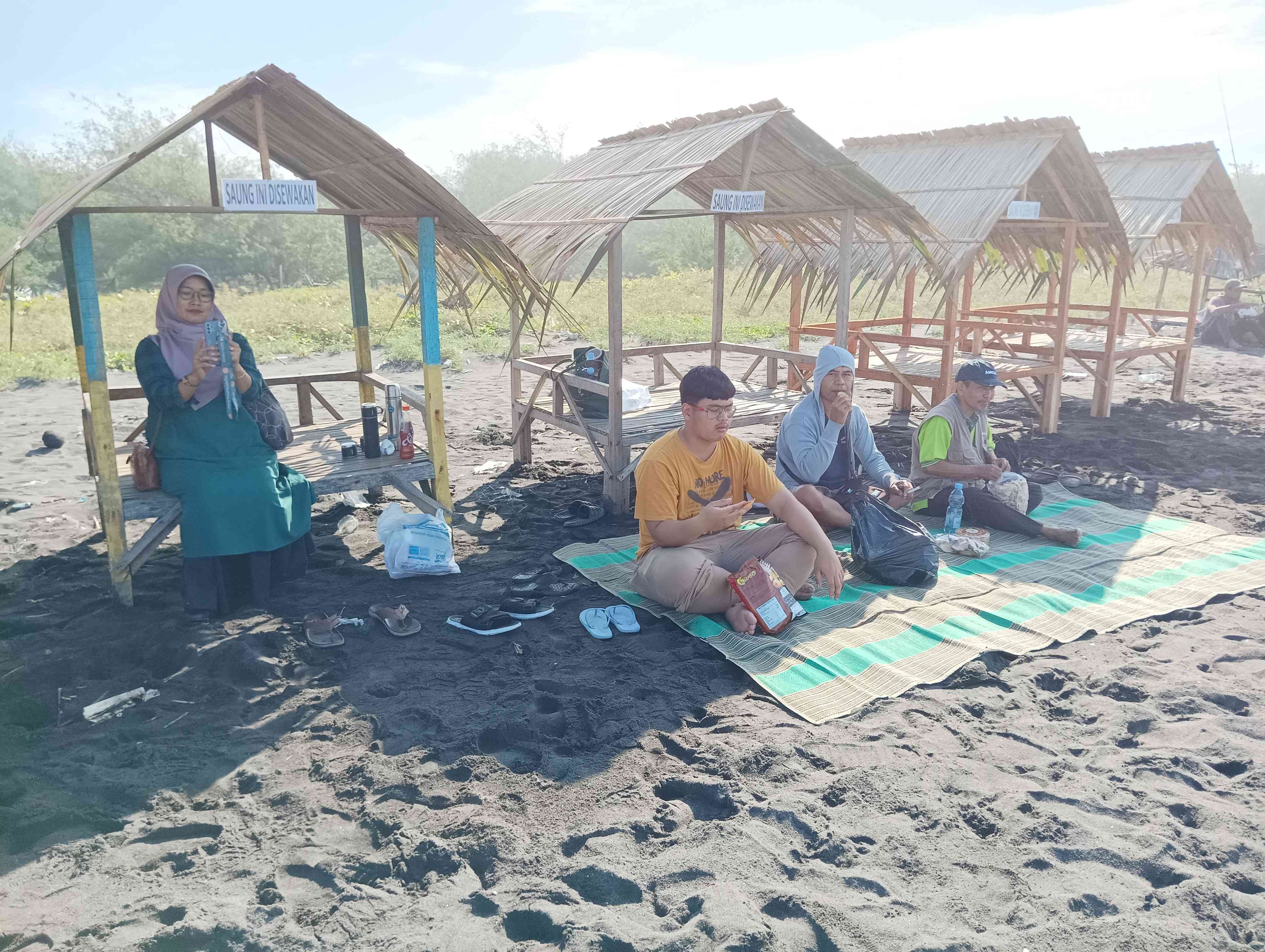 Tak menyangka, lokasi gazebo dan tempat menggelar tikar yang jaraknya sekitar 50 m bisa terjangkau gulungan ombak (dokpri)