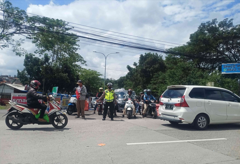 Polisi Berjibaku Atur Lalin Arus Balik Mudik Jalur Garut Bandung, Tetap Lancar Berlakukan One Way (Foto: Dokumentasi Pribadi)