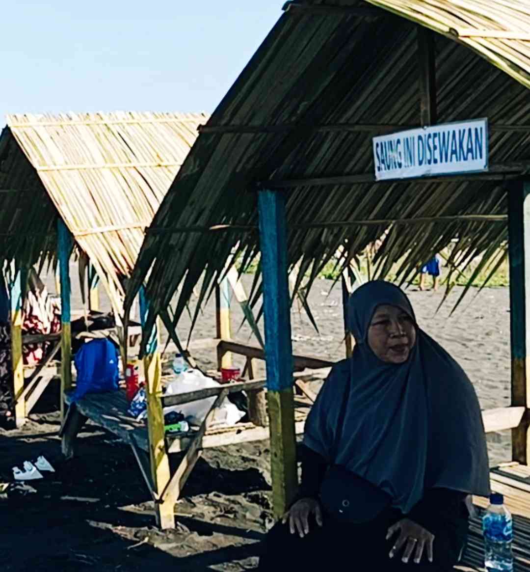 Saung untuk berteduh di Pantai Dewa Ruci yang disewakan 20 ribu(dokpri)