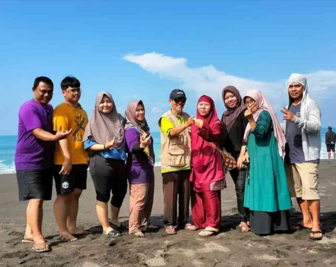 Foto bersama sebelum meninggalkan pantai Dewa Ruci (dokpri)