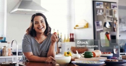 Seorang wanita muda memasak dengan ekspresi bahagia (Ilustrasi : www.iStockphoto.com)