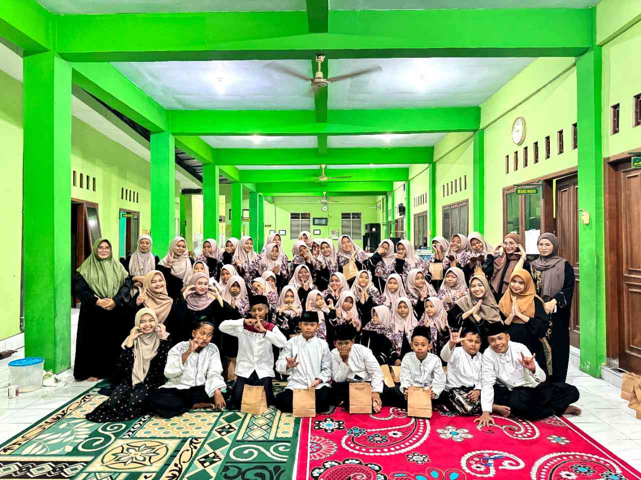 Foto Bersama Adik-Adik Panti Asuhan Masyithoh - Porong (Dokpri)