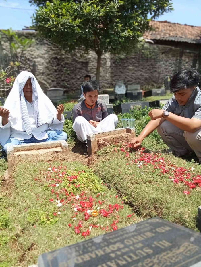 Foto ziarah kuburan di TPU Babakan Semboja Kota Tangerang / Dok. Pribadi