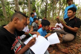Proses Pembelajaran di Sekolah Alam Kampung Batara di Papring, Bayuwangi, Jawa Timur. (Sumber:  Budi Candra Setya/Antara via Kompas.com)