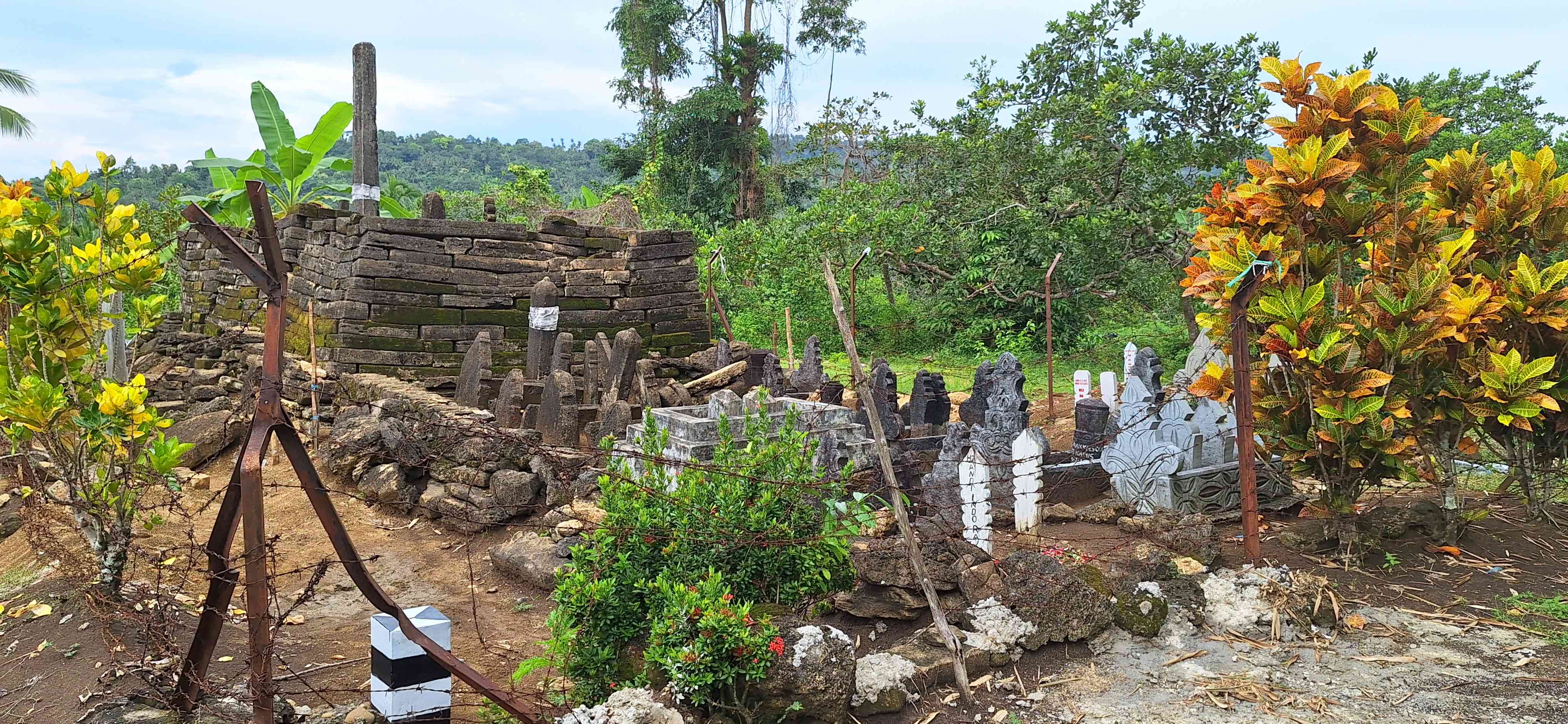 Kompleks makam keluarga kakak (Sumber: dokumen pribadi)