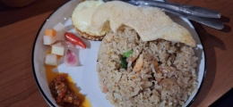 Makan nasi goreng seafood di Pantai Marina, Bantaeng (Sumber: dokumen pribadi)