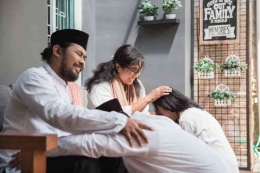 Anak Melakukan Sungkem (Meminta Maaf) Pada Orangtua Ketika Idul Fitri. (Sumber: Dok. Shutterstock/ Odua Images via Kompas.com)