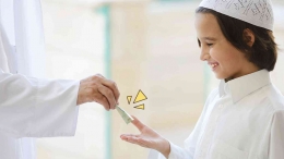 Ilustrasi anak menerima uang THR (sumber: pajak.com)