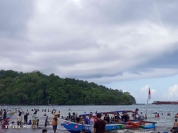 Sensasi naik perahu di tengah ombak pantai Pangandaran (dok. pribadi)