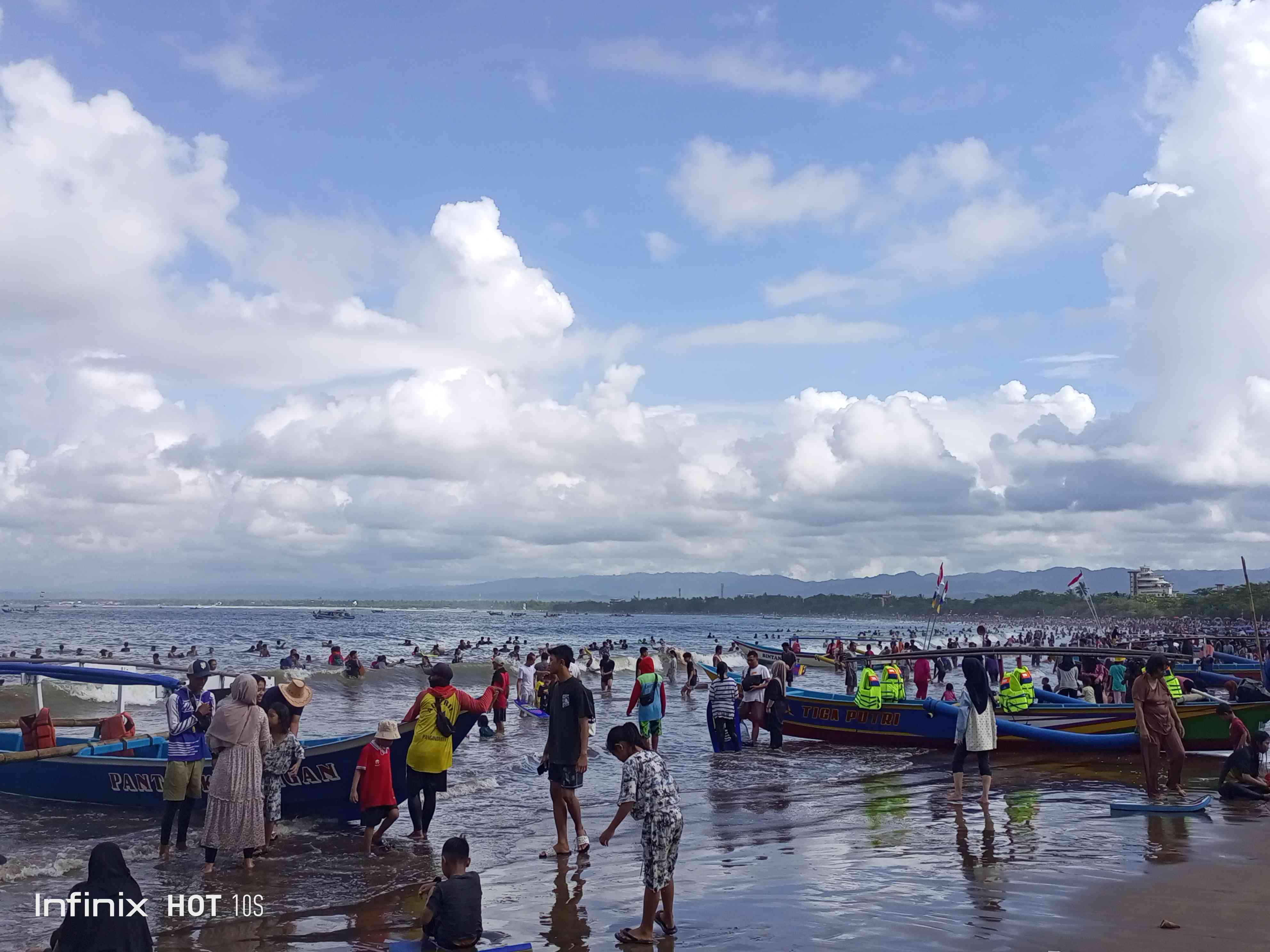 Pengalaman liburan yang mengasyikkan, menikmati keindahan pantai Pangandaran (dok. pribadi)