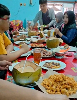 Wiskul bersama keluarga. Kerapu Bakar dan Aneka Seafood Yu Yem di Pansela Dewa Ruci (dokpri)