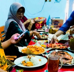 Menikmati seafood bersama keluarga Bigg (dokpri)