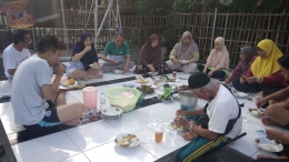 Bapak Sali Iskandar sedang berkumpul dan beramah tamah dengan keluarga di Cikarang Cisewu Garut (Foto: Dok. Pribadi)