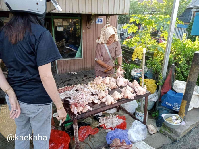 Penjual Ayam Sekaligus kerongkongan atau Tulang Ayam | @kaekaha