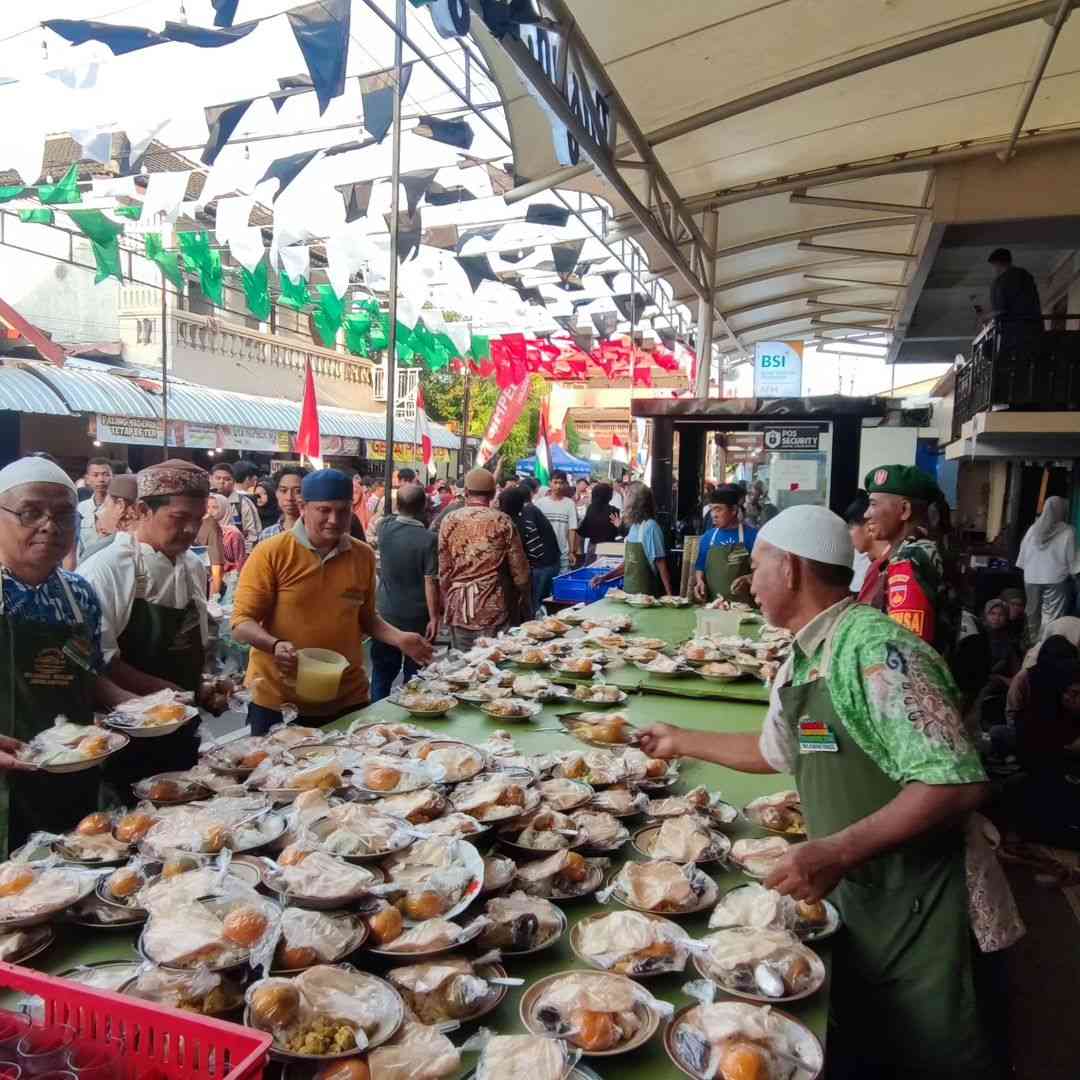 Suasana menyiapkan takjil dan pembagian takjil/dokpri