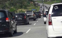 Ilustrasi kemacetan panjang di jalan tol (Sumber: Tribunnews.com)