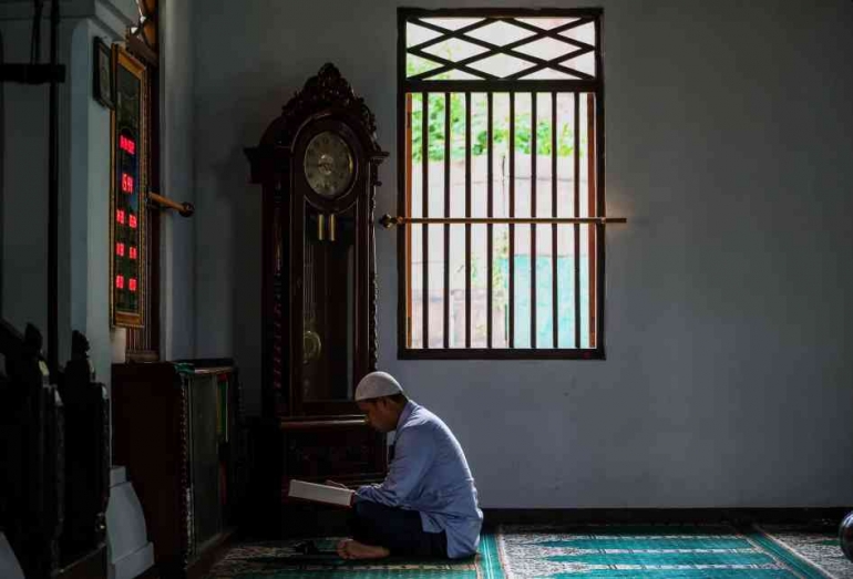 Umat Islam Membaca Al-Quran di Masjid Hidayatullah. (Sumber: Garry Lotulung via Kompas.com)