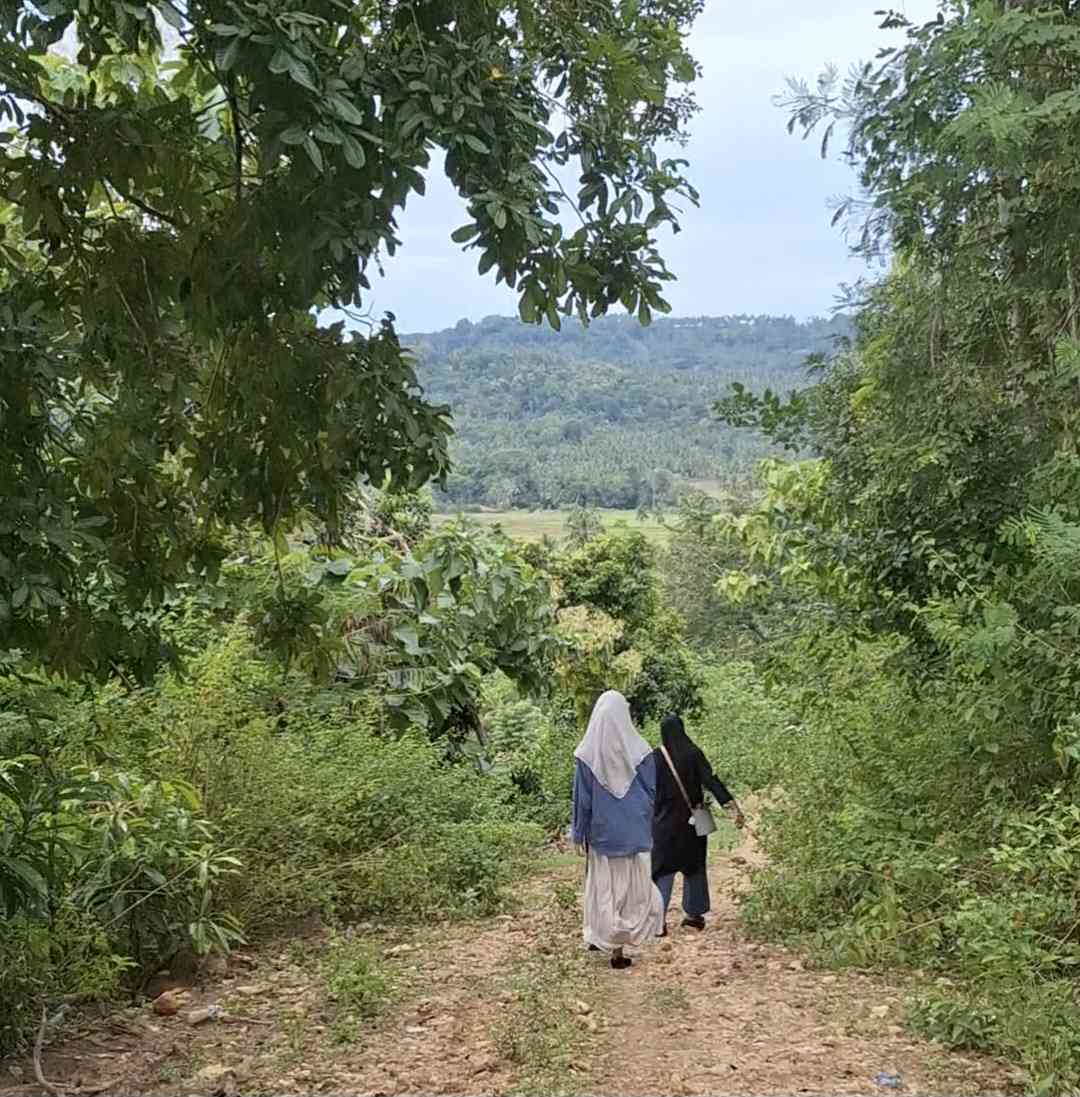 Perjalanan menuju makam kakak (Sumber: dokumen pribadi)