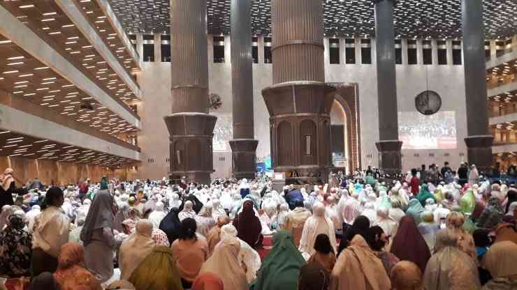 Suasana Ramadan di Masjid Istiqlal Jakarta. Sumber: Kompasiana.com/adelia putri rejeki