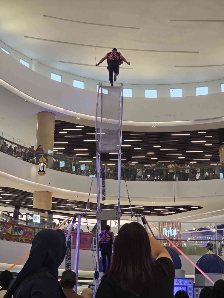 Stunt lompat tali (Putri Larasati) 