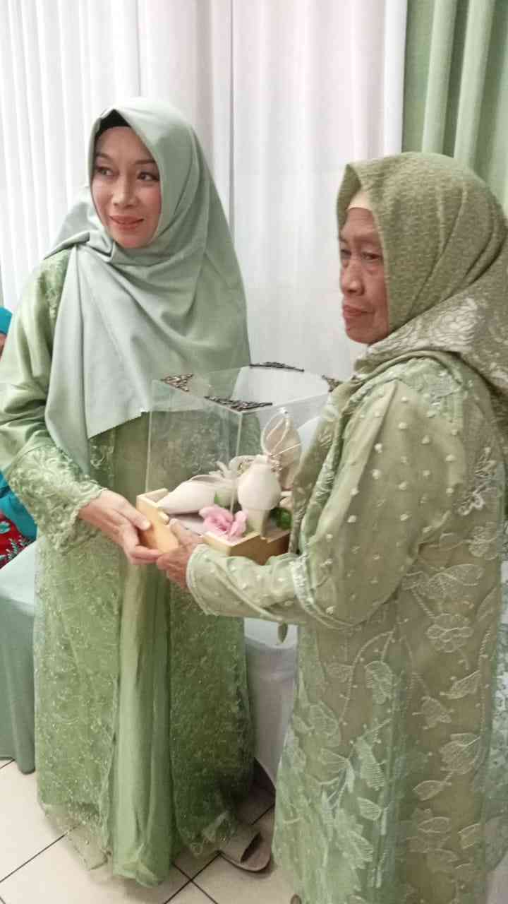 Seserahan kedua ibu pasangan pengantin,sumber gambar dokumen pribadi 