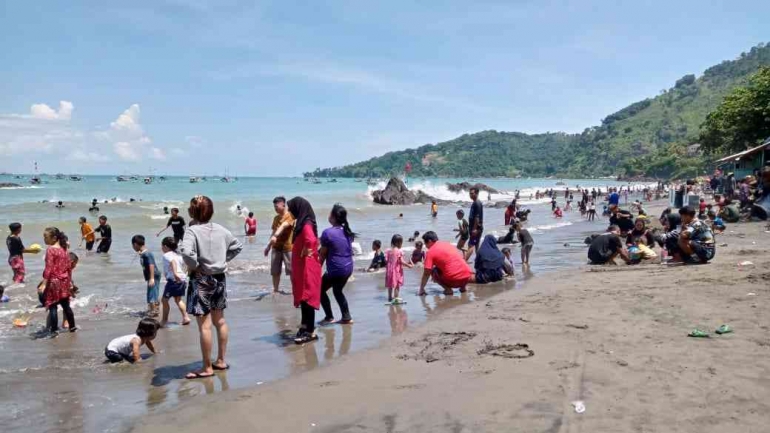 Hari terakhir liburan, Pantai Cibangban terus dipadati wisatawan, Minggu (14/04/2024)/Dok Pribadi