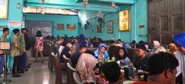 Ilustrasi suasana Rumah Makan Empa Gentong H Apud Cirebon (Sumber: Empalgentonghajiapud.com)