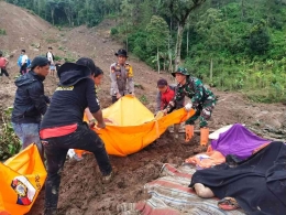 Aparat  TNI, Polri, BNPB dan warga mengevakuasi korban longsor di kampung Palangka, Tana Toraja. Sumber: Alexander Andilolo.