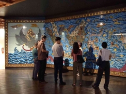 Turis asing sedang mendengar penjelasan Tour Gait tentang Museum Indonesia. Sumber (Nur Taufik).