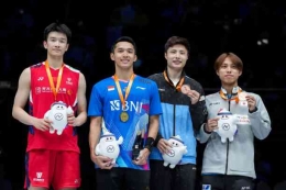 Jojo bersama Li Shi Feng, Shi Yuqi, dan Kodai Naraoka di podium medali BAC 2024. Sumber: getty images (Shi Tang)